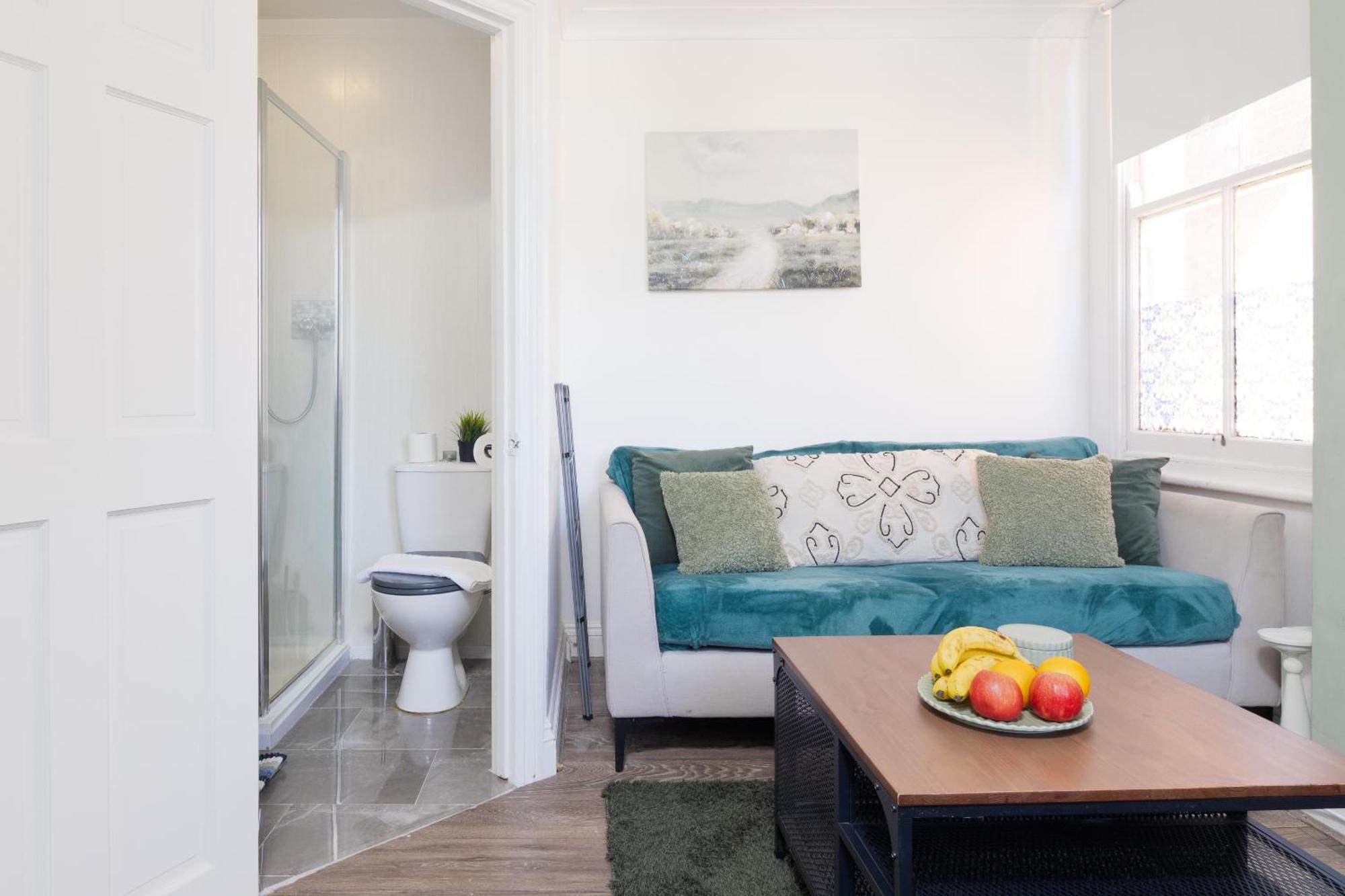Apartment New! Stylish Near Train Station Coventry