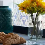 New! Stylish Central Apartment Near Train Station