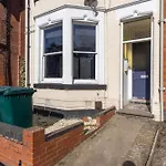 New! Stylish Central Apartment Near Train Station