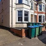 New! Stylish Central Apartment Near Train Station