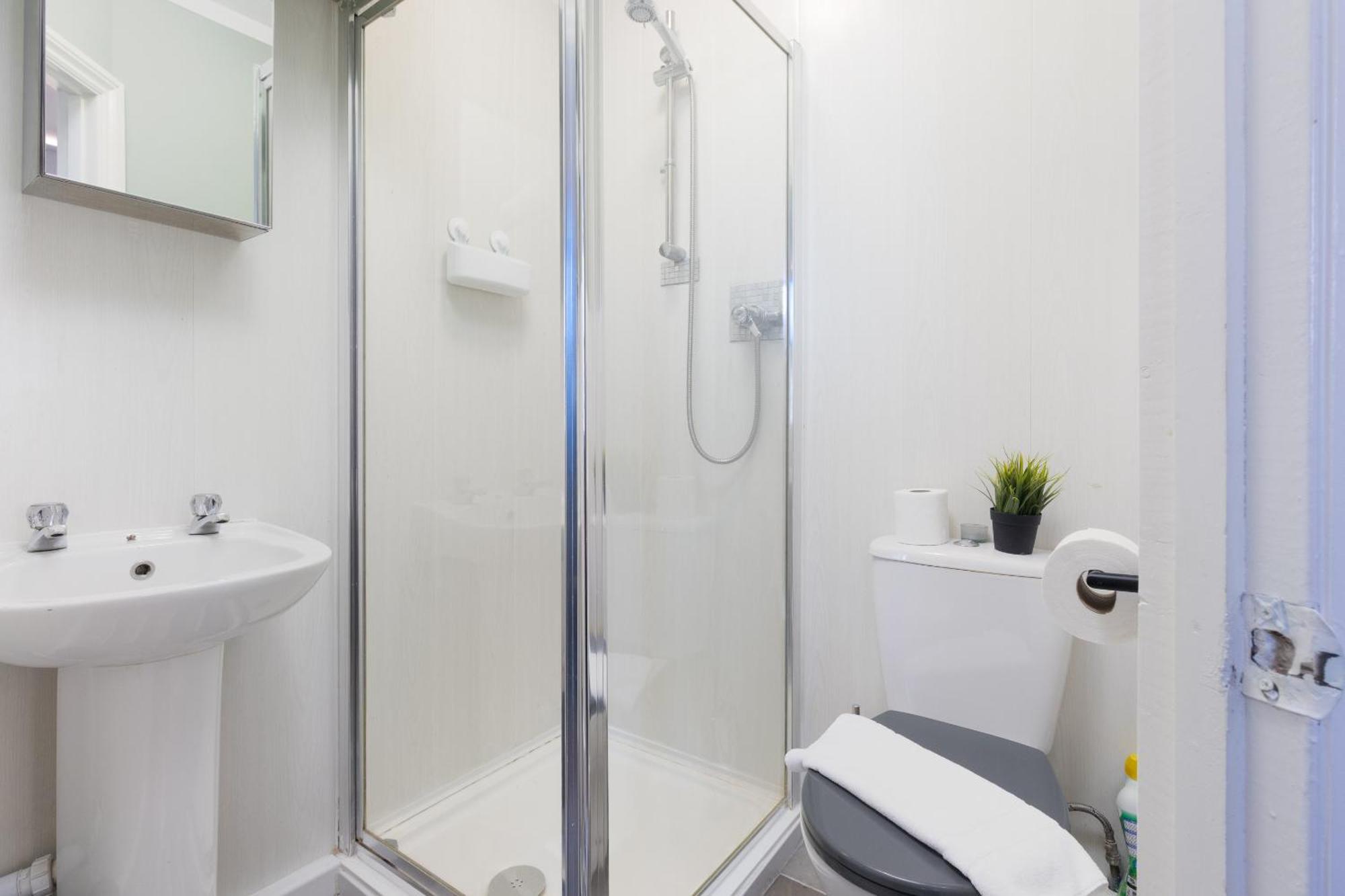 New! Stylish Near Train Station