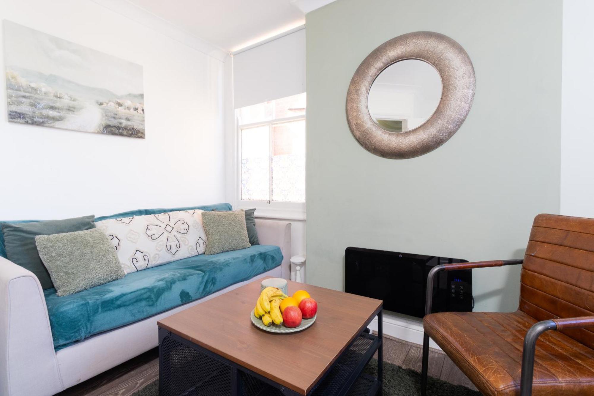 New! Stylish Near Train Station
