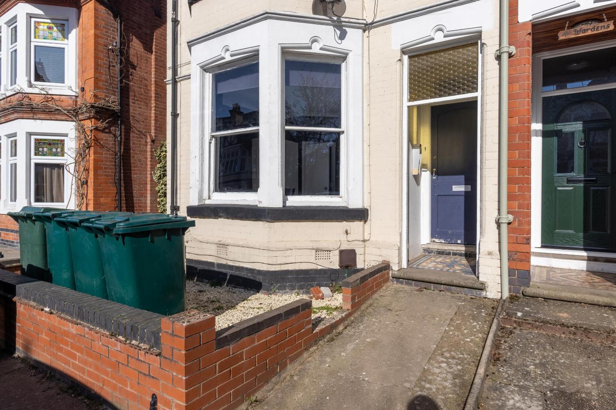 New! Stylish Near Train Station Apartment *