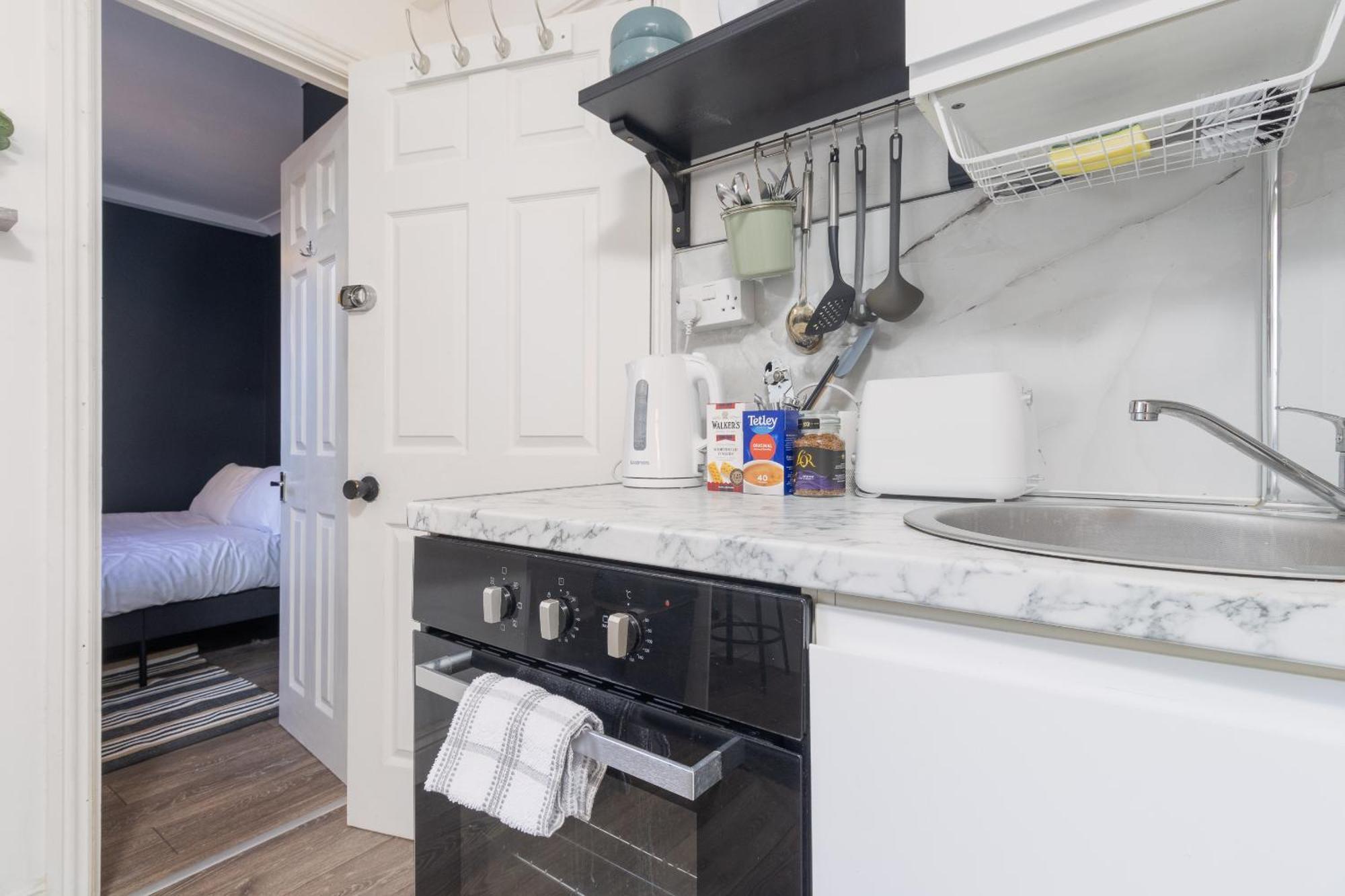 New! Stylish Near Train Station Apartment Coventry