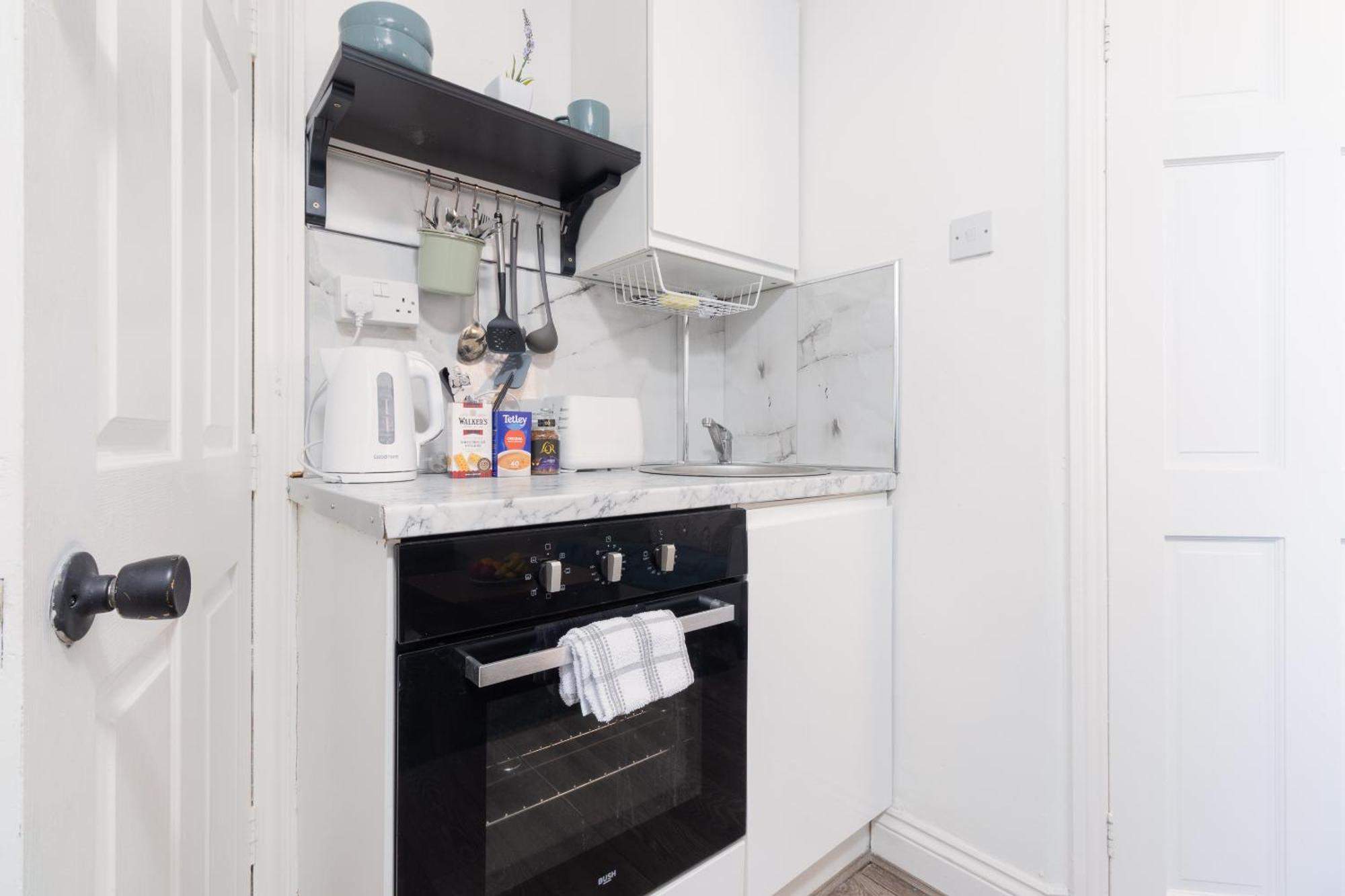 New! Stylish Near Train Station Apartment Coventry