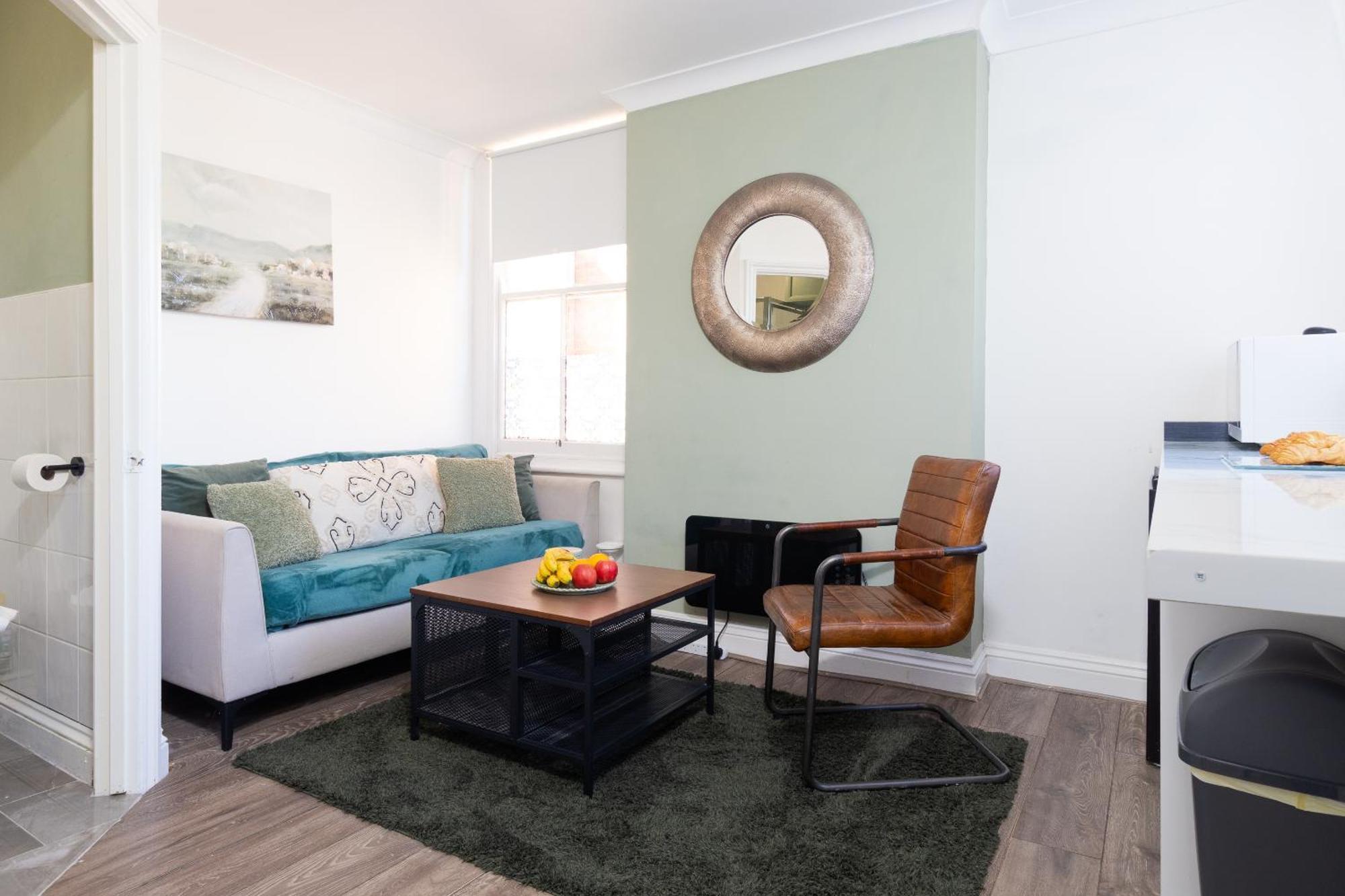 Apartment New! Stylish Near Train Station Coventry