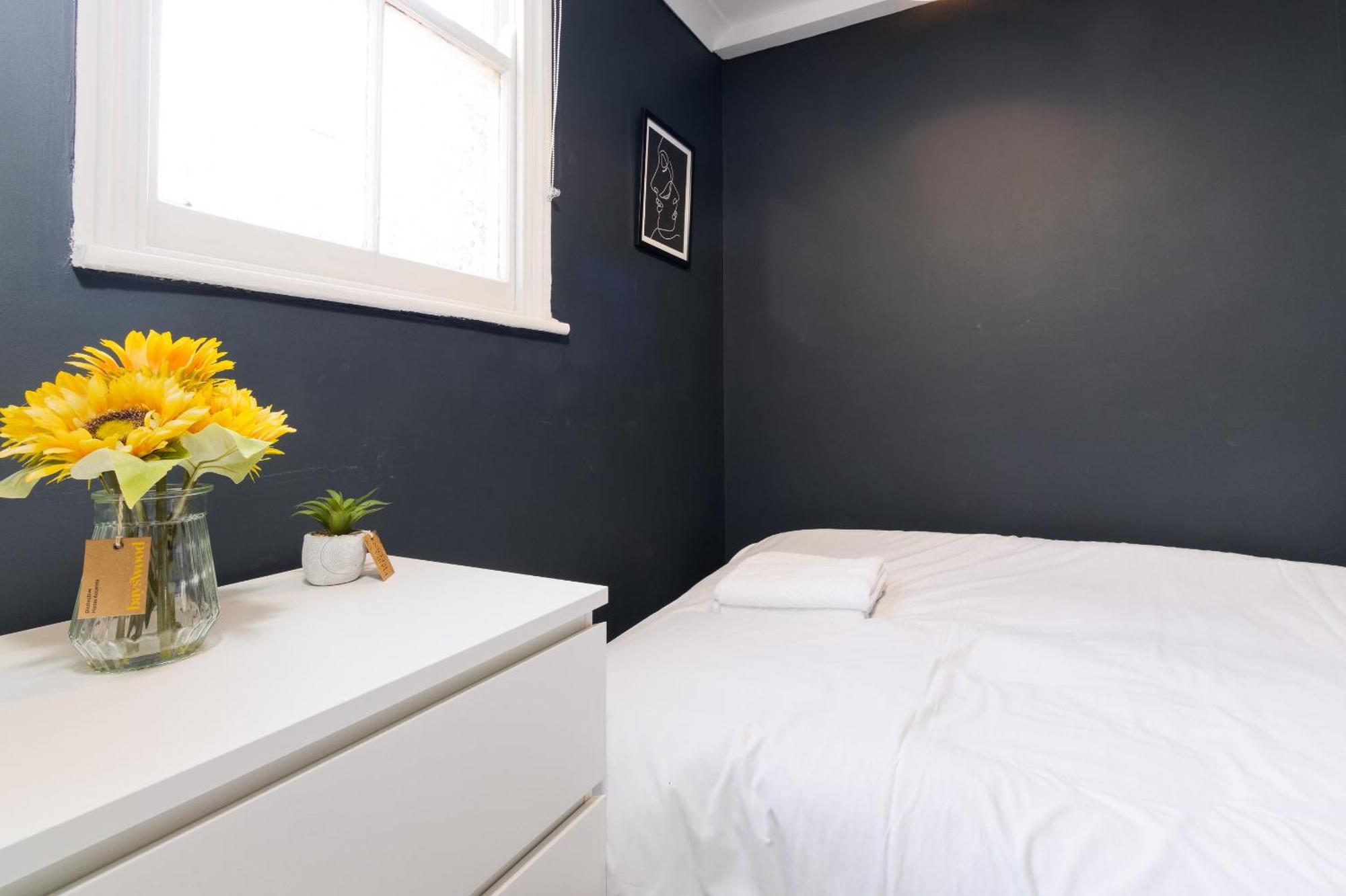 Apartment New! Stylish Near Train Station
